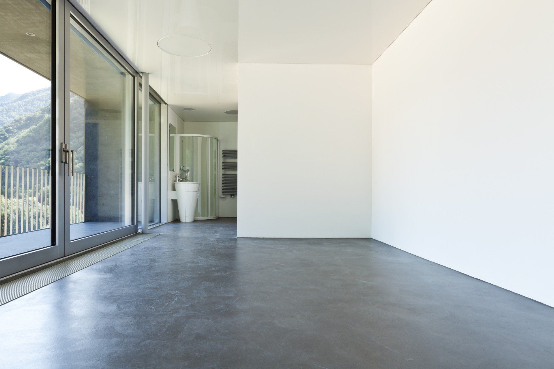 großes, leeres Zimmer mit weißen Wänden