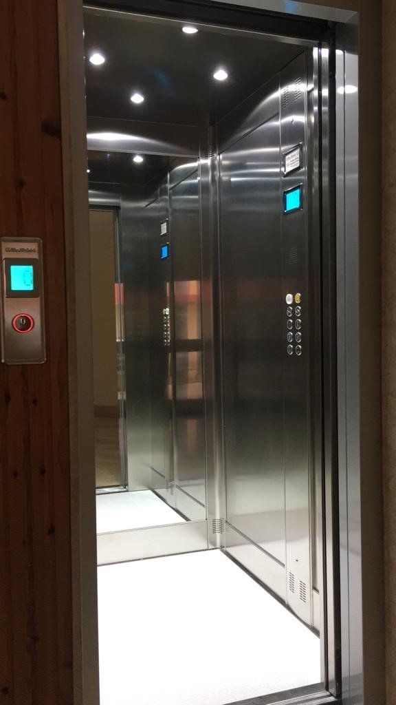 ascensore moderno con porta aperta
