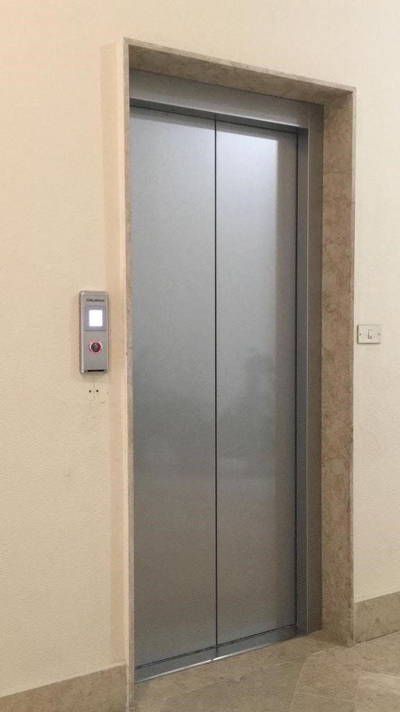 ascensore in metallo