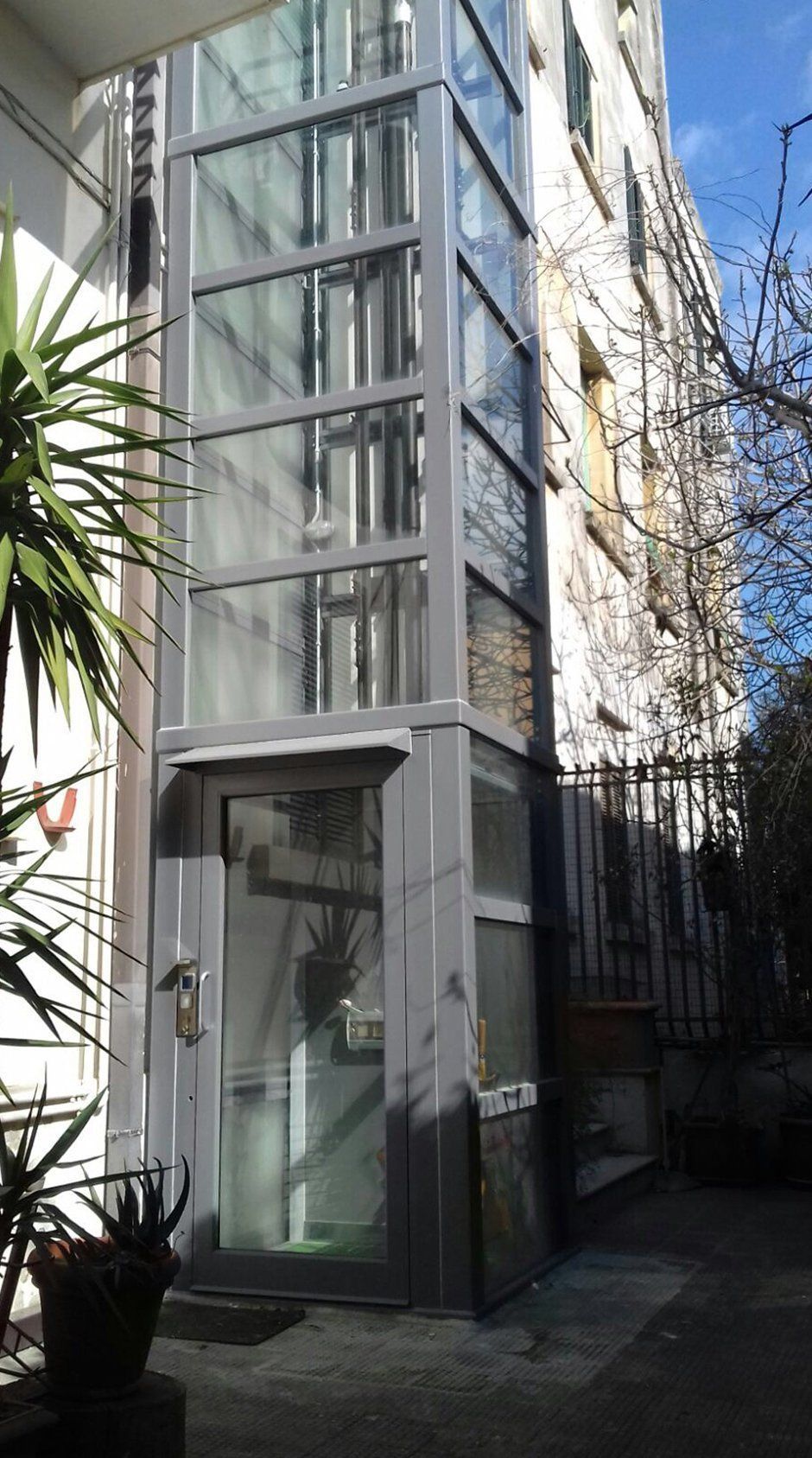 palazzo con ascensore esterno