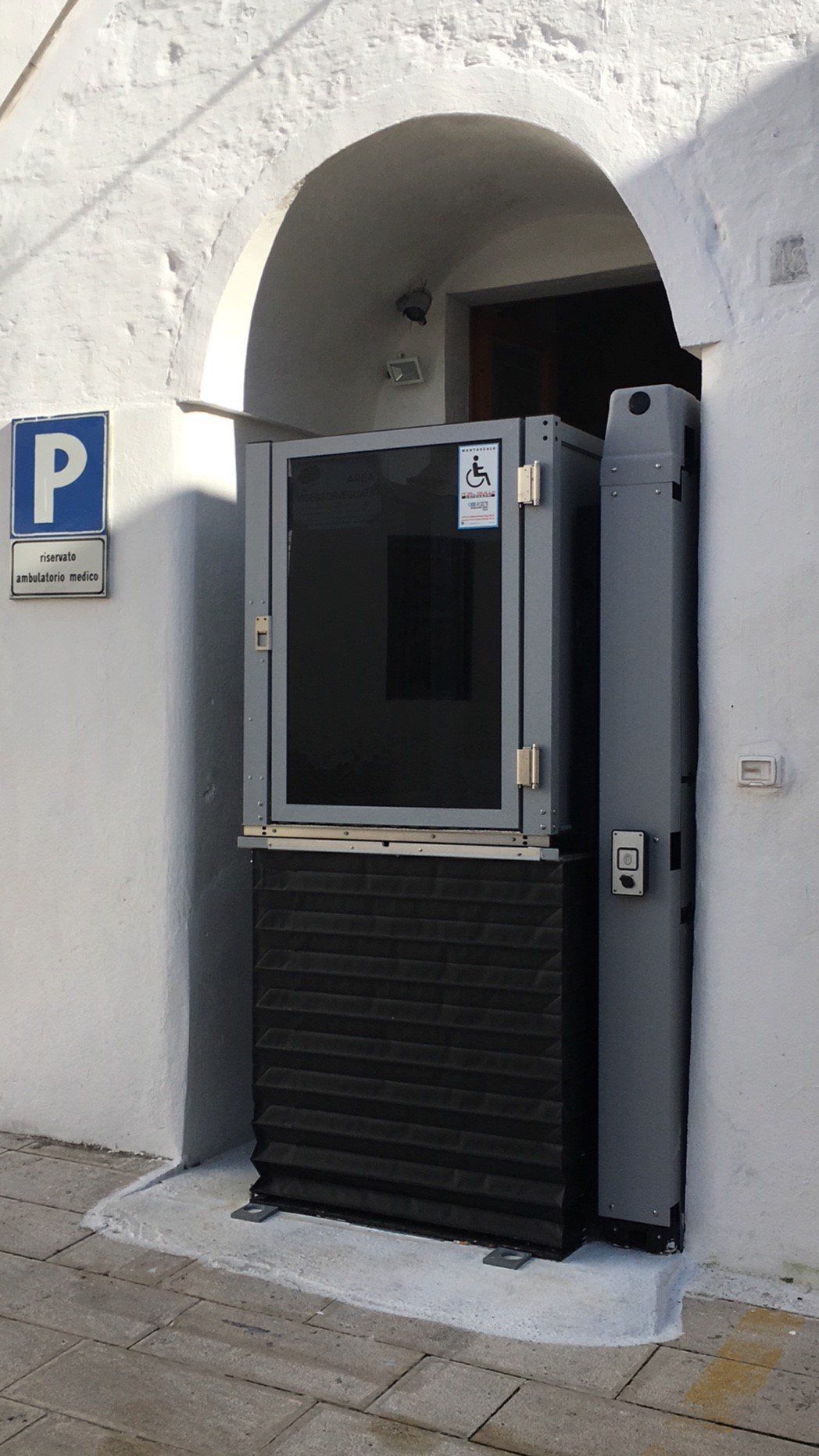 montascale pubblico per disabili