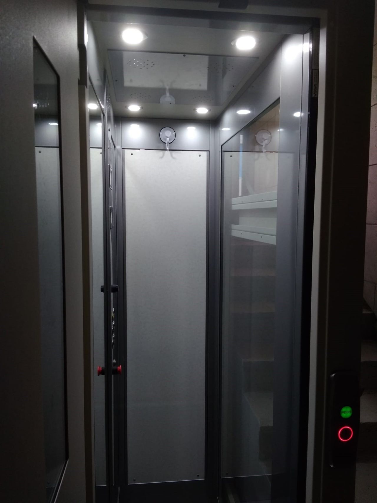 interno di una piattaforma elevatrice