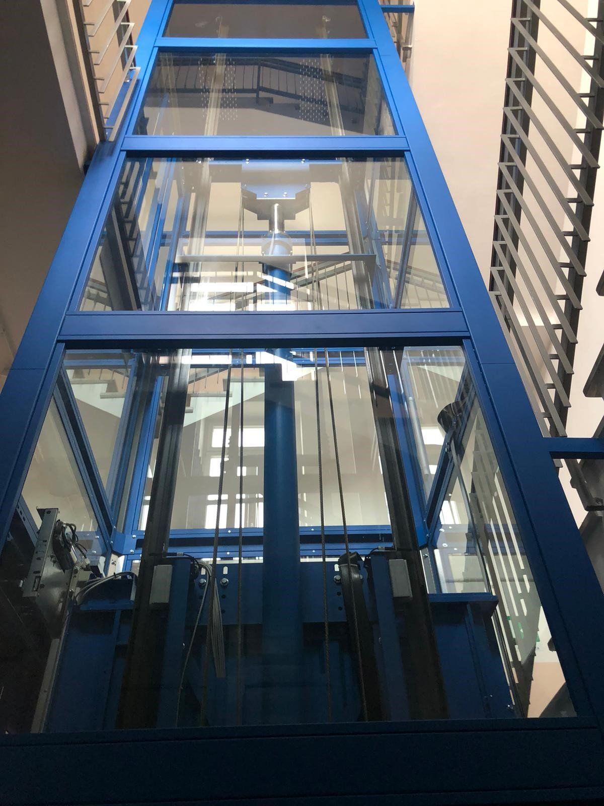 installazione di una struttura per ascensore