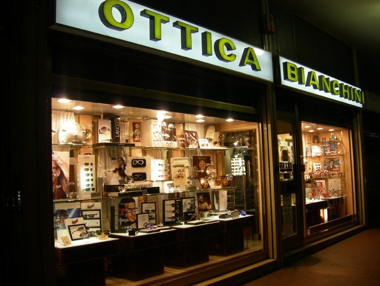 Le vetrine del negozio di occhiali