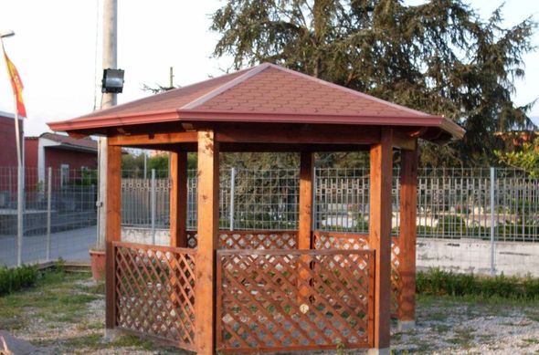 gazebo con griglia in legno