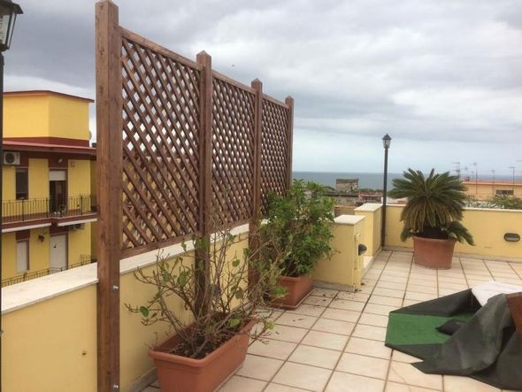 balcone con griglia in legno