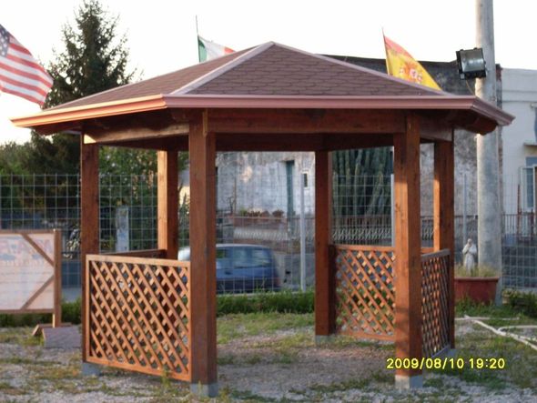 gazebo in legno con griglie decorative