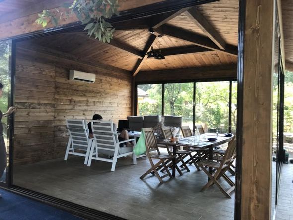 gazebo in legno con aria condizionata, tavoli e sedie