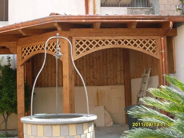 copertura in legno con griglie decorative ad arco