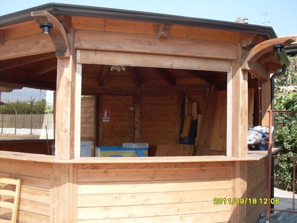 gazebo in legno con bancone per attività commerciale