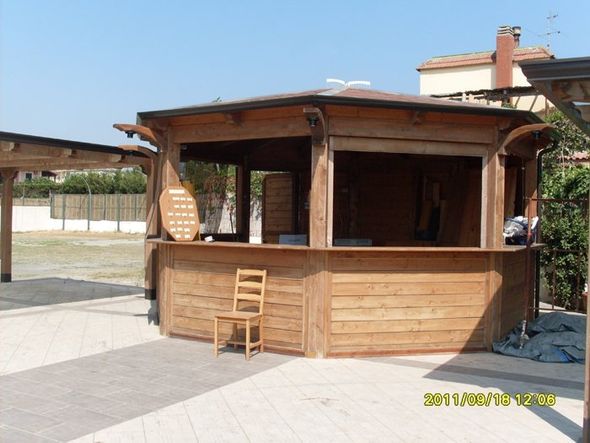 gazebo in legno per attività commerciale