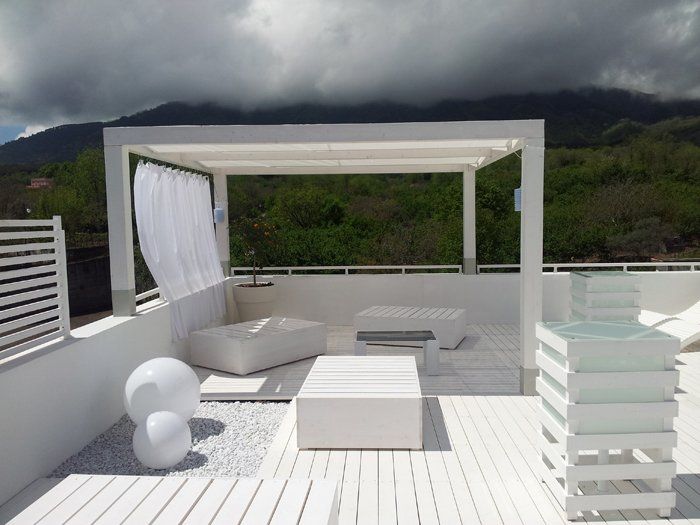 terrazza con tettoia e pavimentazione bianche in legno