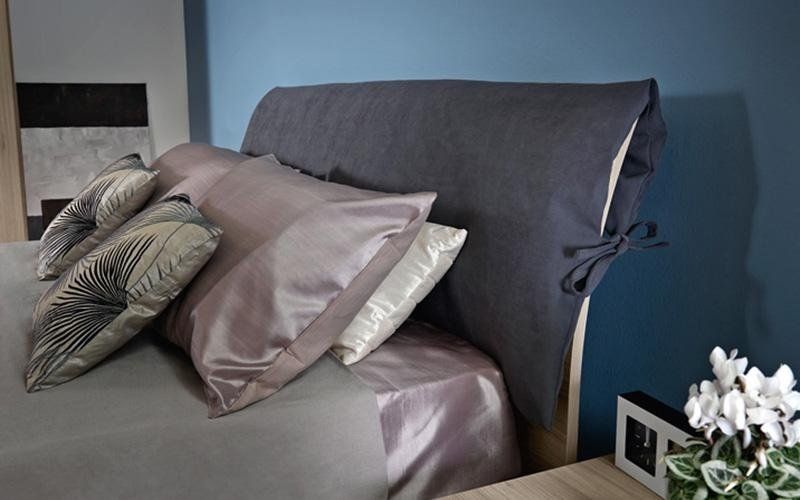 Letto con testiera imbottita