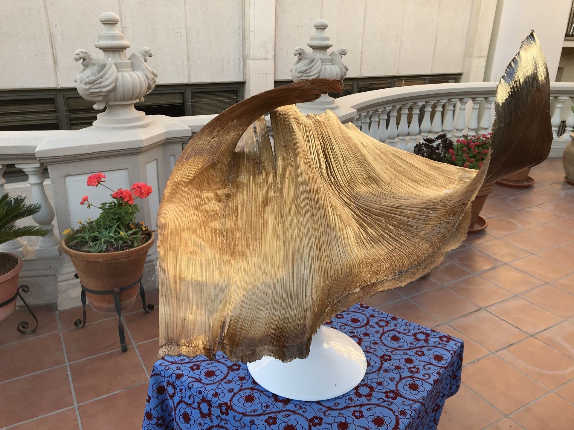 Auf einem Tisch liegt ein großes Stück Holz.