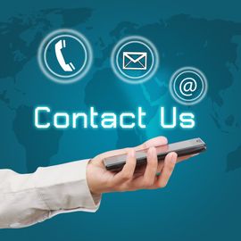 Eine Hand hält ein Mobiltelefon, über dem die Worte „Kontakt“ stehen.
