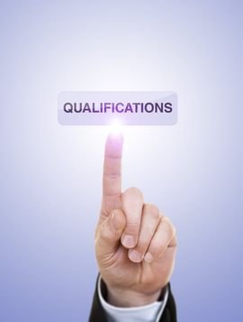 Eine Hand zeigt auf einen Button mit der Aufschrift „Qualifikationen“