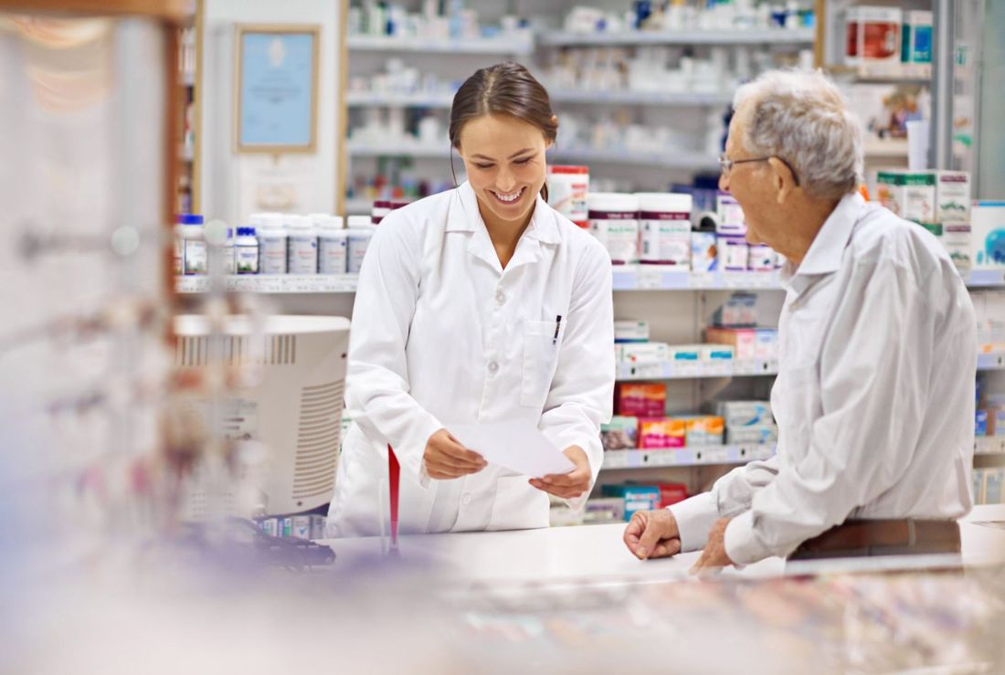 farmacista mentre riceve un cliente in sede