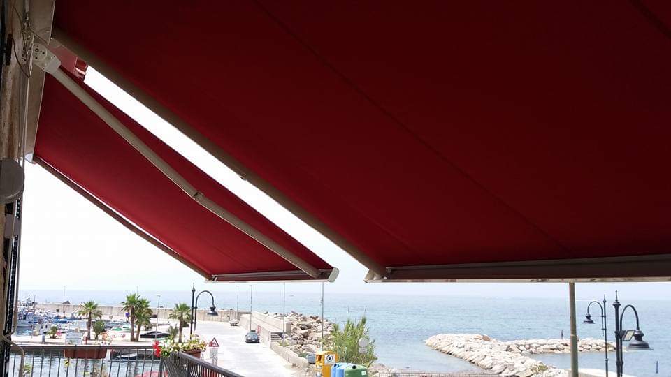 Tende da sole rosso scuro