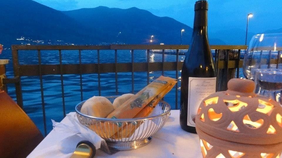cena in riva al lago
