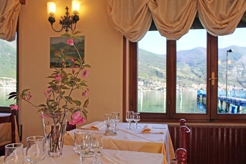 tavoli interni del ristorante