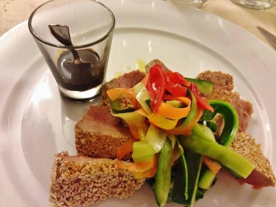 piatto di pesce con verdure