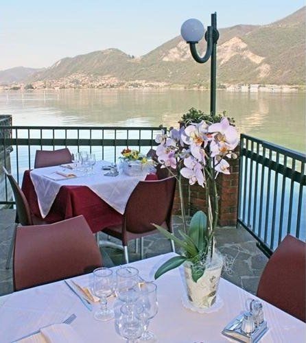tavoli affacciati sul lago