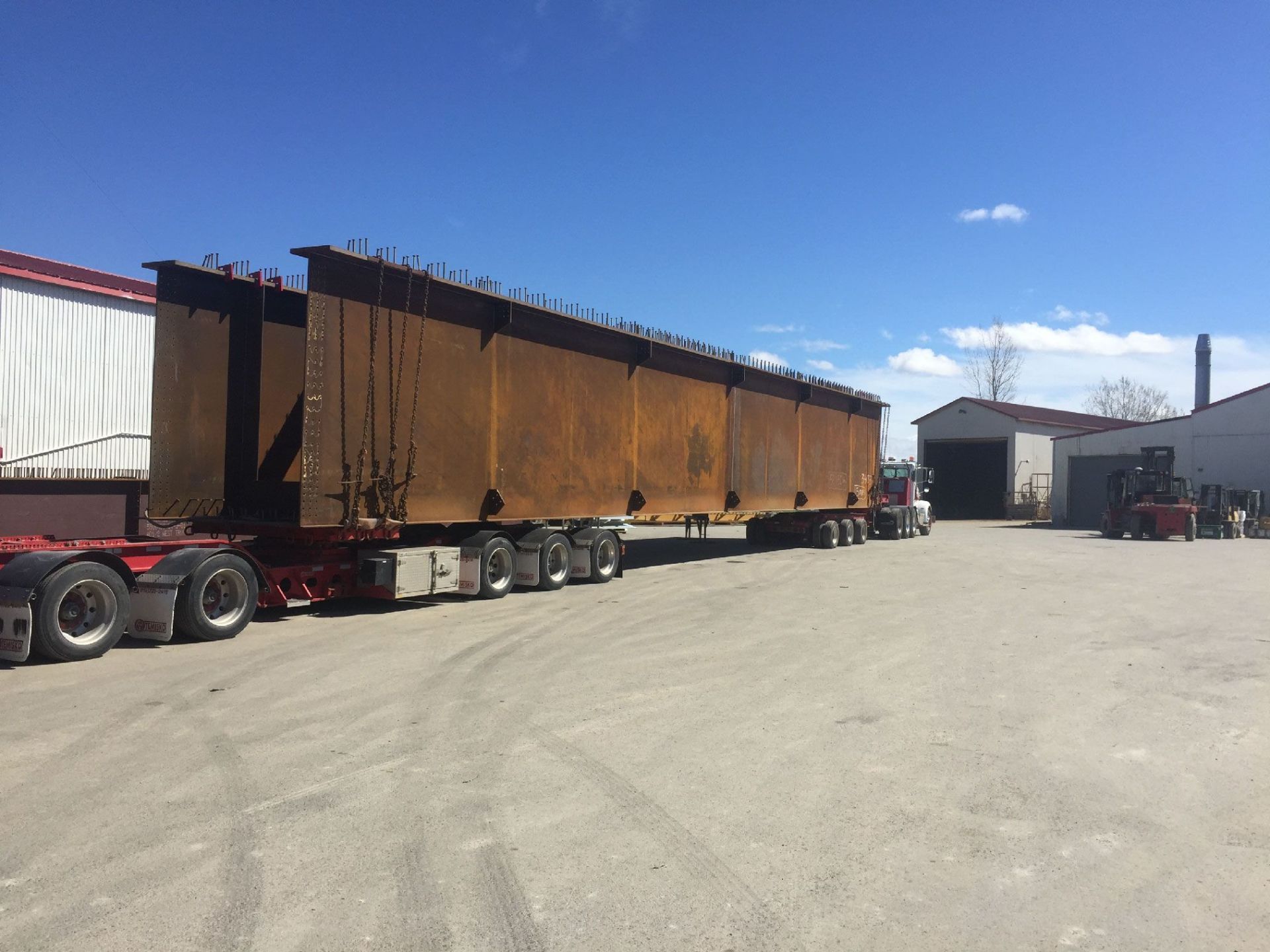 Un très long camion est garé sur un parking