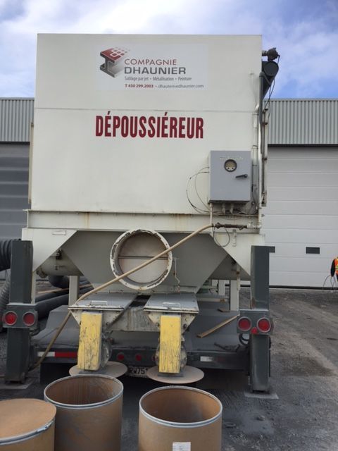 Un camion blanc avec le mot dépoussiereur dessus