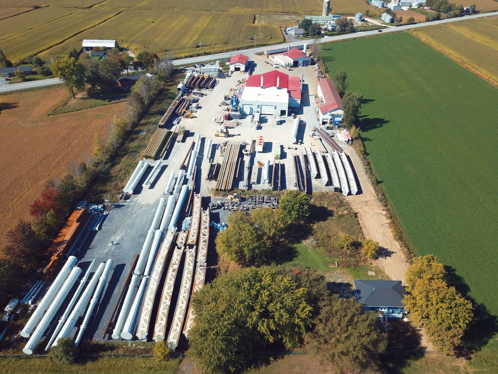 Une vue aérienne d'une usine avec beaucoup de tuyaux