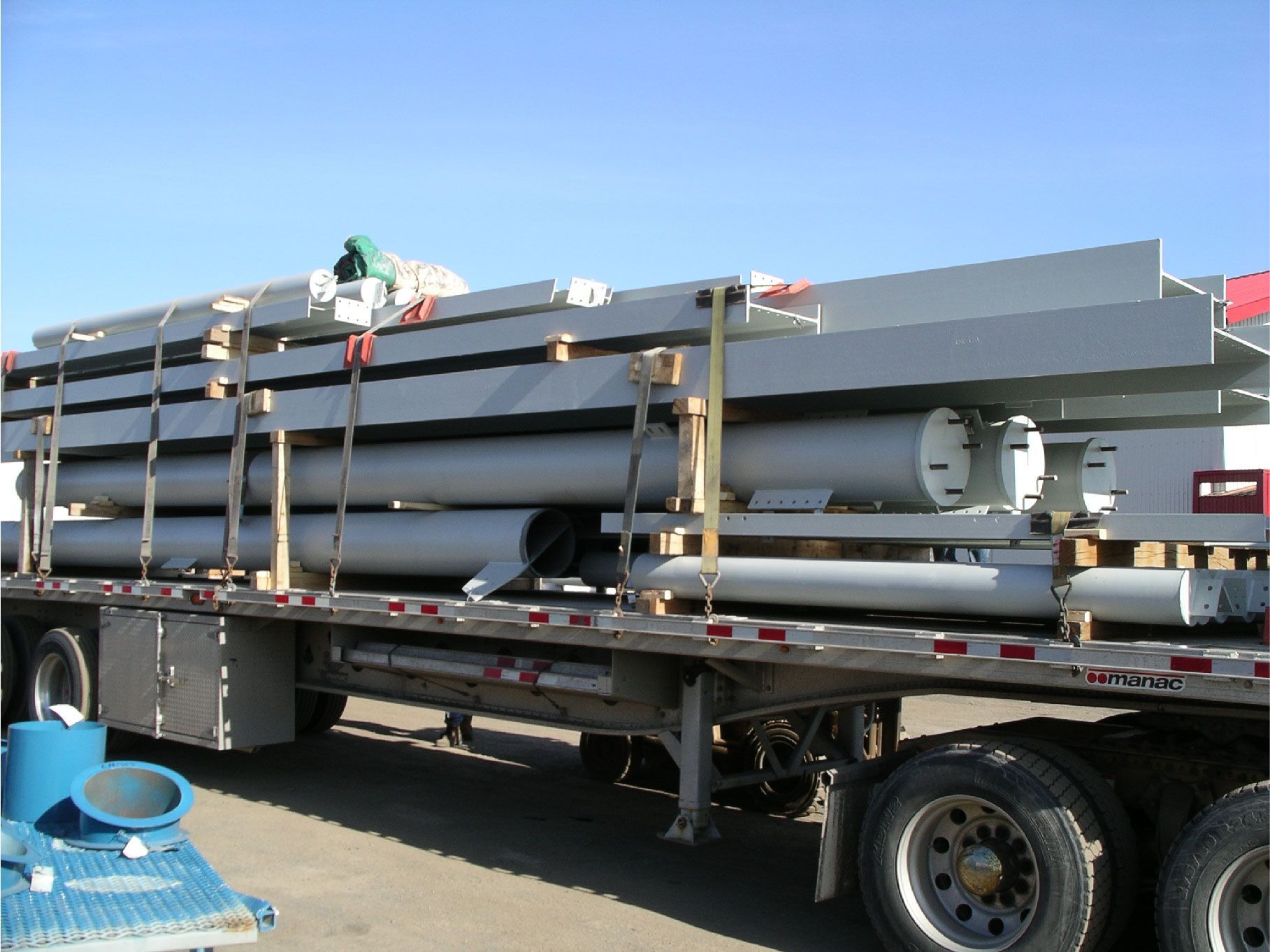 Un semi-remorque transporte une grande pile de tuyaux