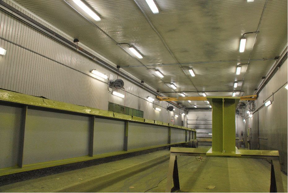 Une grande pièce avec un pilier vert au milieu