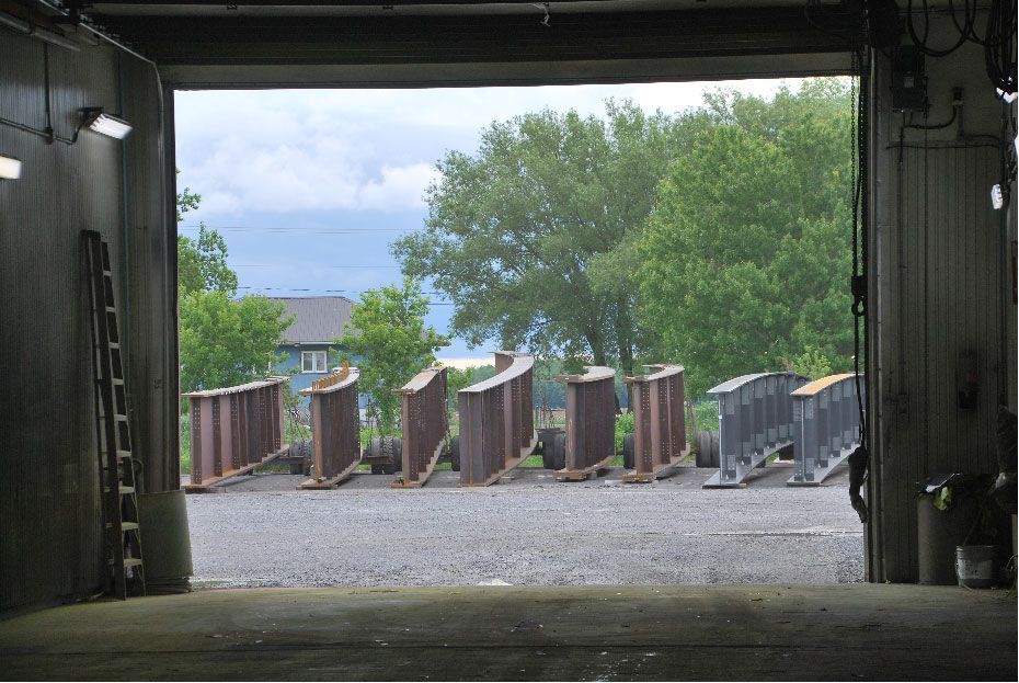 Une rangée de boîtes est alignée dans un garage