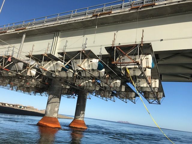 Un pont est en construction sur un plan d'eau