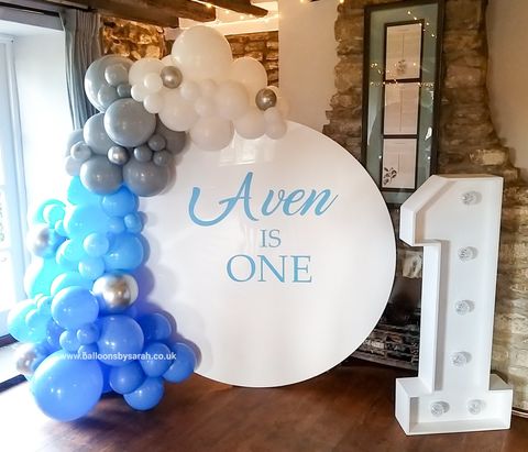 Circular backrop circular backdrop with organic demi garland arch - balloons by sarah