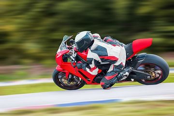 Moto volando in una curva a grande velocità ma sicura grazie al lavoro della nostra compagnia