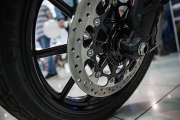 verificando usura delle pastiglie, livello del liquido dei freni, revisione dell'assetto della moto