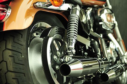 La sospenzione è una componente elastica che assorbe le imperfezioni della strada garantendo stabilità e questa moto e lista per girare strade