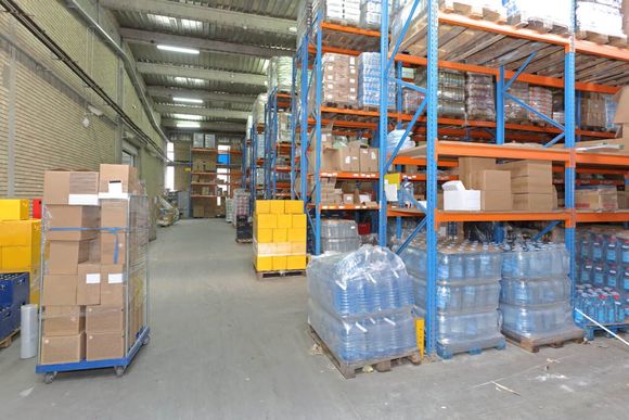 magazzino per deposito acqua e bevande