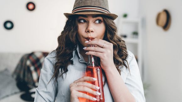 cliente felice mentre sorseggia una bevanda