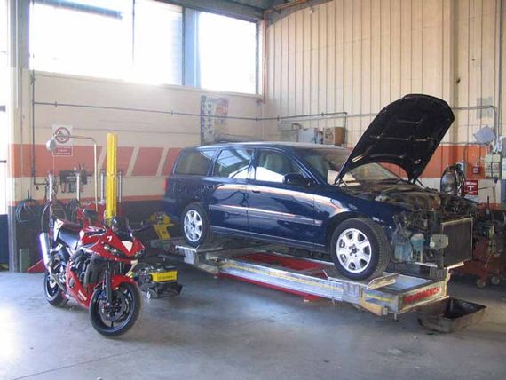 auto in manutenzione sopra ponte sollevatore