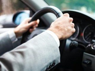 uomo con le mani sul volante