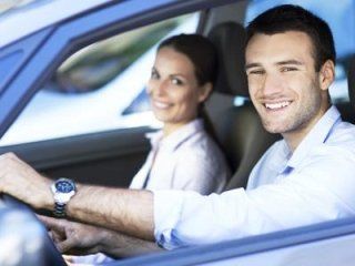 coppia felice con la loro auto sostitutiva