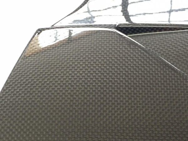 carrozzeria auto con verniciatura carbon look