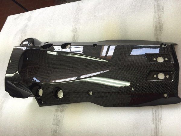 componente moto con verniciatura carbon look