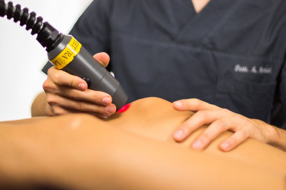 Eine Person erhält eine Laserbehandlung am Knie