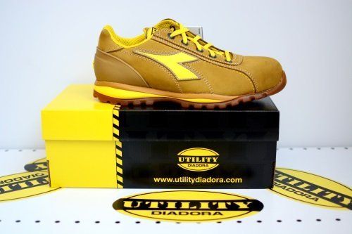 una scarpa della Diadora su una scatola