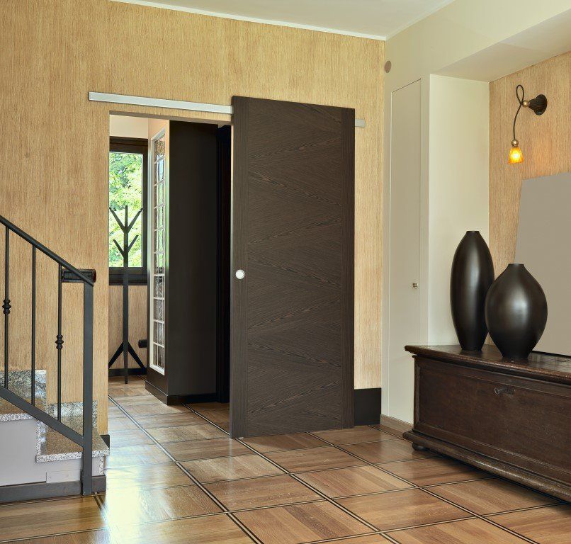 salone di una casa con una scala e una porta aperta