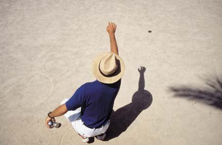 Playing petangue