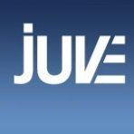 Weißes JUVE-Logo auf blauem Farbverlaufshintergrund