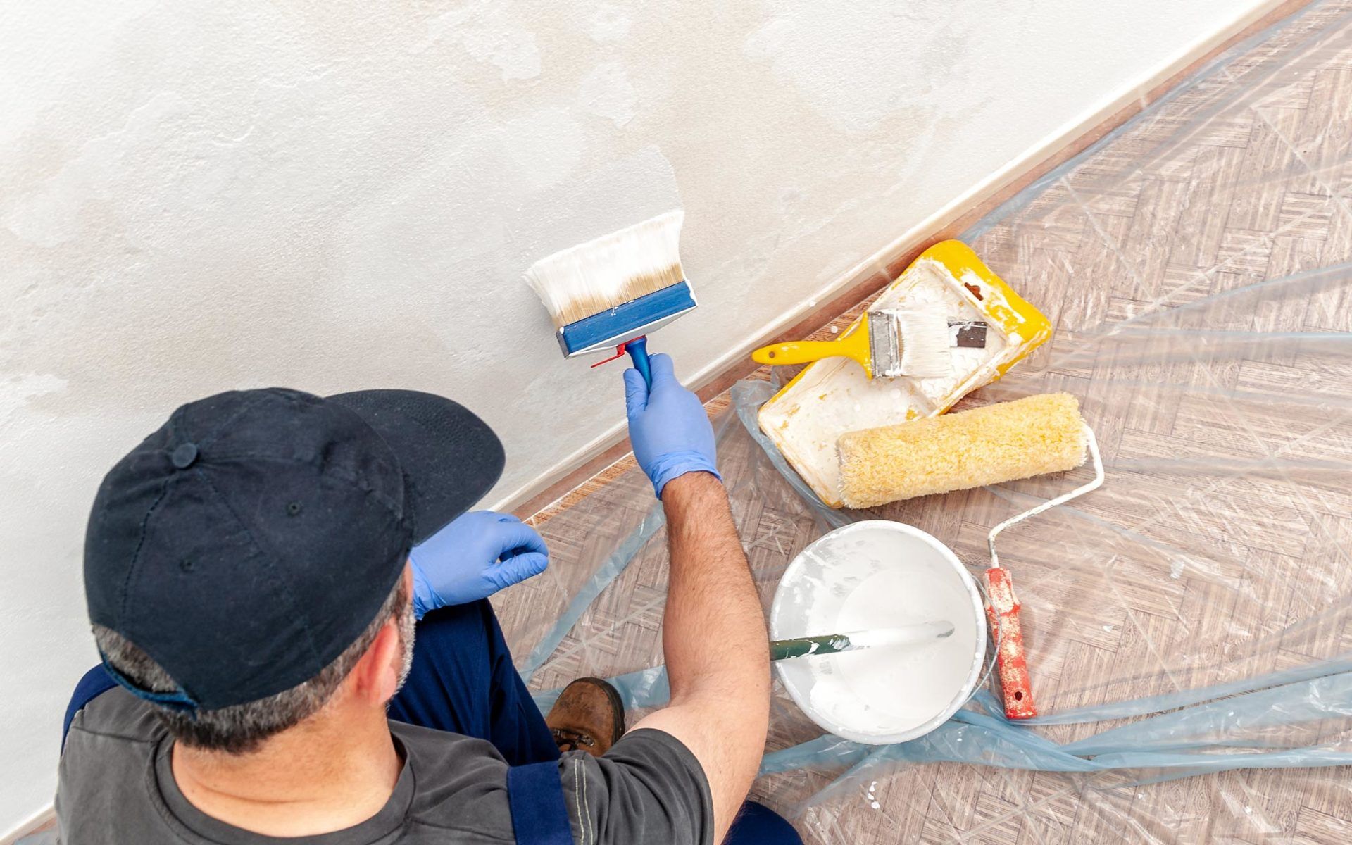 House Painter Working — Hammond, IN — Bob's Plastering & Painting House Painter Working — Hammond, IN — Bob's Plastering & Painting